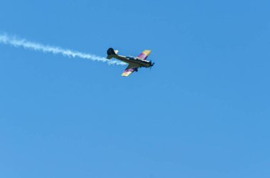Torre Del Mar, İspanya - 29 Temmuz 2018 uçakları uçan plaj bir sahil kasabasında, Andalusia içinde airshow akrobasi üzerinden