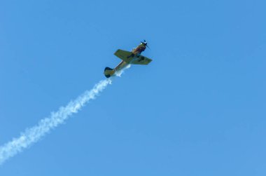 Torre Del Mar, İspanya - 29 Temmuz 2018 uçakları uçan plaj bir sahil kasabasında, Andalusia içinde airshow akrobasi üzerinden