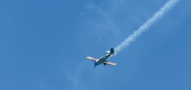 Torre Del Mar, İspanya - 29 Temmuz 2018 uçakları uçan plaj bir sahil kasabasında, Andalusia içinde airshow akrobasi üzerinden