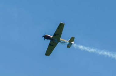 Torre Del Mar, İspanya - 29 Temmuz 2018 uçakları uçan plaj bir sahil kasabasında, Andalusia içinde airshow akrobasi üzerinden