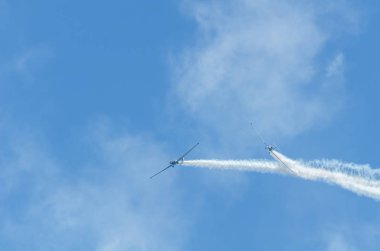 Torre Del Mar, İspanya - 29 Temmuz 2018 uçakları uçan plaj bir sahil kasabasında, Andalusia içinde airshow akrobasi üzerinden