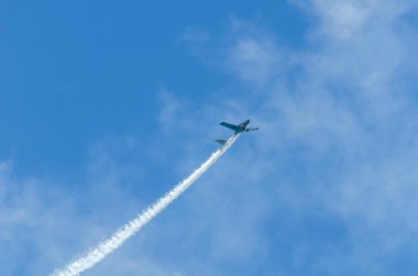 Torre Del Mar, İspanya - 29 Temmuz 2018 uçakları uçan plaj bir sahil kasabasında, Andalusia içinde airshow akrobasi üzerinden