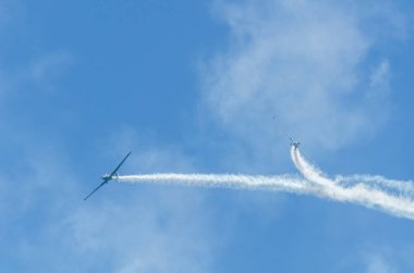 Torre Del Mar, İspanya - 29 Temmuz 2018 uçakları uçan plaj bir sahil kasabasında, Andalusia içinde airshow akrobasi üzerinden