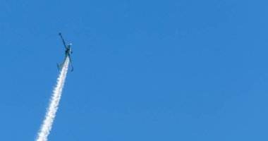 Torre Del Mar, İspanya - 29 Temmuz 2018 uçakları uçan plaj bir sahil kasabasında, Andalusia içinde airshow akrobasi üzerinden