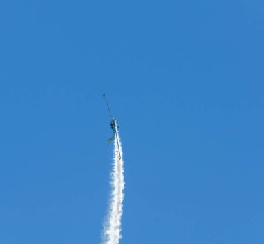 Torre Del Mar, İspanya - 29 Temmuz 2018 uçakları uçan plaj bir sahil kasabasında, Andalusia içinde airshow akrobasi üzerinden