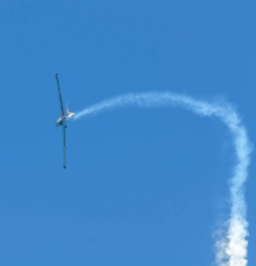 Torre Del Mar, İspanya - 29 Temmuz 2018 uçakları uçan plaj bir sahil kasabasında, Andalusia içinde airshow akrobasi üzerinden