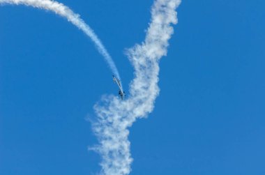 Torre Del Mar, İspanya - 29 Temmuz 2018 uçakları uçan plaj bir sahil kasabasında, Andalusia içinde airshow akrobasi üzerinden