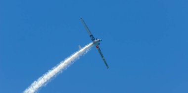 Torre Del Mar, İspanya - 29 Temmuz 2018 uçakları uçan plaj bir sahil kasabasında, Andalusia içinde airshow akrobasi üzerinden