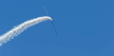 Torre Del Mar, İspanya - 29 Temmuz 2018 uçakları uçan plaj bir sahil kasabasında, Andalusia içinde airshow akrobasi üzerinden