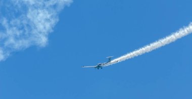 Torre Del Mar, İspanya - 29 Temmuz 2018 uçakları uçan plaj bir sahil kasabasında, Andalusia içinde airshow akrobasi üzerinden