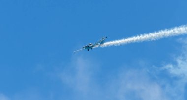 Torre Del Mar, İspanya - 29 Temmuz 2018 uçakları uçan plaj bir sahil kasabasında, Andalusia içinde airshow akrobasi üzerinden