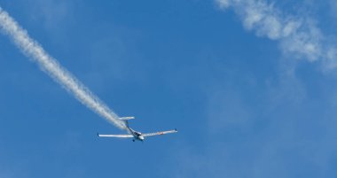 Torre Del Mar, İspanya - 29 Temmuz 2018 uçakları uçan plaj bir sahil kasabasında, Andalusia içinde airshow akrobasi üzerinden