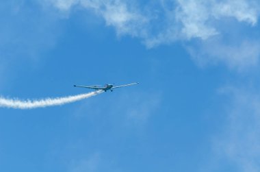 Torre Del Mar, İspanya - 29 Temmuz 2018 uçakları uçan plaj bir sahil kasabasında, Andalusia içinde airshow akrobasi üzerinden