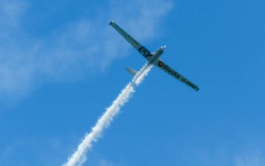 Torre Del Mar, İspanya - 29 Temmuz 2018 uçakları uçan plaj bir sahil kasabasında, Andalusia içinde airshow akrobasi üzerinden