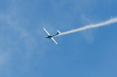 Torre Del Mar, İspanya - 29 Temmuz 2018 uçakları uçan plaj bir sahil kasabasında, Andalusia içinde airshow akrobasi üzerinden