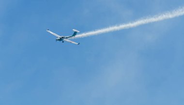 Torre Del Mar, İspanya - 29 Temmuz 2018 uçakları uçan plaj bir sahil kasabasında, Andalusia içinde airshow akrobasi üzerinden