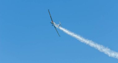Torre Del Mar, İspanya - 29 Temmuz 2018 uçakları uçan plaj bir sahil kasabasında, Andalusia içinde airshow akrobasi üzerinden