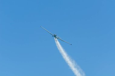 Torre Del Mar, İspanya - 29 Temmuz 2018 uçakları uçan plaj bir sahil kasabasında, Andalusia içinde airshow akrobasi üzerinden