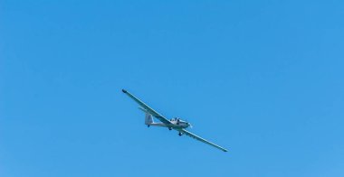 Torre Del Mar, İspanya - 29 Temmuz 2018 uçakları uçan plaj bir sahil kasabasında, Andalusia içinde airshow akrobasi üzerinden