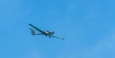 Torre Del Mar, İspanya - 29 Temmuz 2018 uçakları uçan plaj bir sahil kasabasında, Andalusia içinde airshow akrobasi üzerinden