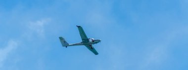Torre Del Mar, İspanya - 29 Temmuz 2018 uçakları uçan plaj bir sahil kasabasında, Andalusia içinde airshow akrobasi üzerinden