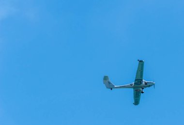 Torre Del Mar, İspanya - 29 Temmuz 2018 uçakları uçan plaj bir sahil kasabasında, Andalusia içinde airshow akrobasi üzerinden