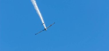 Torre Del Mar, İspanya - 29 Temmuz 2018 uçakları uçan plaj bir sahil kasabasında, Andalusia içinde airshow akrobasi üzerinden