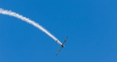 Torre Del Mar, İspanya - 29 Temmuz 2018 uçakları uçan plaj bir sahil kasabasında, Andalusia içinde airshow akrobasi üzerinden