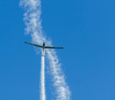 Torre Del Mar, İspanya - 29 Temmuz 2018 uçakları uçan plaj bir sahil kasabasında, Andalusia içinde airshow akrobasi üzerinden