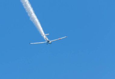 Torre Del Mar, İspanya - 29 Temmuz 2018 uçakları uçan plaj bir sahil kasabasında, Andalusia içinde airshow akrobasi üzerinden