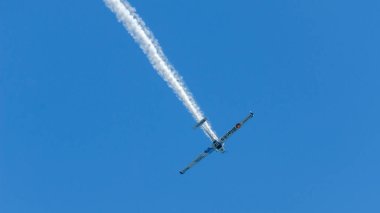 Torre Del Mar, İspanya - 29 Temmuz 2018 uçakları uçan plaj bir sahil kasabasında, Andalusia içinde airshow akrobasi üzerinden