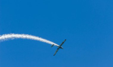 Torre Del Mar, İspanya - 29 Temmuz 2018 uçakları uçan plaj bir sahil kasabasında, Andalusia içinde airshow akrobasi üzerinden
