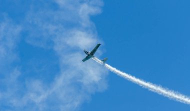 Torre Del Mar, İspanya - 29 Temmuz 2018 uçakları uçan plaj bir sahil kasabasında, Andalusia içinde airshow akrobasi üzerinden