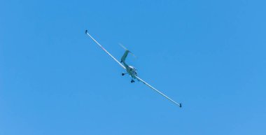 Torre Del Mar, İspanya - 29 Temmuz 2018 uçakları uçan plaj bir sahil kasabasında, Andalusia içinde airshow akrobasi üzerinden