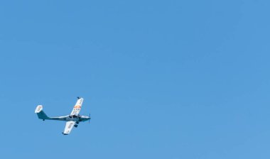 Torre Del Mar, İspanya - 29 Temmuz 2018 uçakları uçan plaj bir sahil kasabasında, Andalusia içinde airshow akrobasi üzerinden