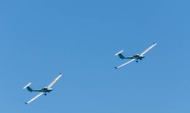 Torre Del Mar, İspanya - 29 Temmuz 2018 uçakları uçan plaj bir sahil kasabasında, Andalusia içinde airshow akrobasi üzerinden