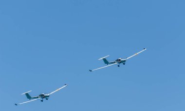 Torre Del Mar, İspanya - 29 Temmuz 2018 uçakları uçan plaj bir sahil kasabasında, Andalusia içinde airshow akrobasi üzerinden