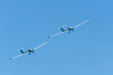 Torre Del Mar, İspanya - 29 Temmuz 2018 uçakları uçan plaj bir sahil kasabasında, Andalusia içinde airshow akrobasi üzerinden
