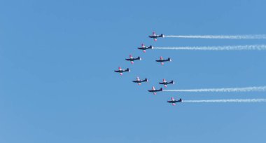Torre Del Mar, İspanya - 29 Temmuz 2018 uçakları uçan plaj bir sahil kasabasında, Andalusia içinde airshow akrobasi üzerinden