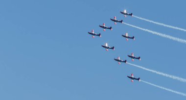 Torre Del Mar, İspanya - 29 Temmuz 2018 uçakları uçan plaj bir sahil kasabasında, Andalusia içinde airshow akrobasi üzerinden