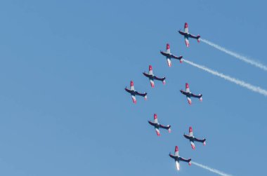 Torre Del Mar, İspanya - 29 Temmuz 2018 uçakları uçan plaj bir sahil kasabasında, Andalusia içinde airshow akrobasi üzerinden