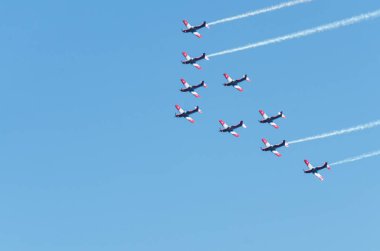 Torre Del Mar, İspanya - 29 Temmuz 2018 uçakları uçan plaj bir sahil kasabasında, Andalusia içinde airshow akrobasi üzerinden