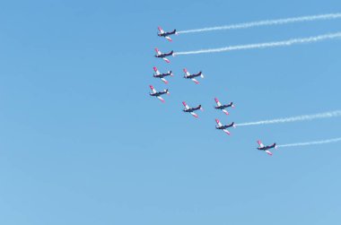 Torre Del Mar, İspanya - 29 Temmuz 2018 uçakları uçan plaj bir sahil kasabasında, Andalusia içinde airshow akrobasi üzerinden
