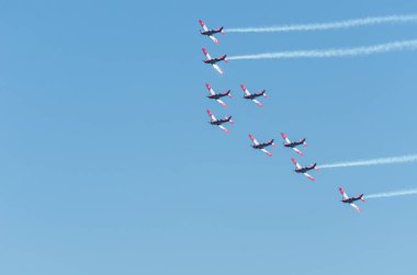 Torre Del Mar, İspanya - 29 Temmuz 2018 uçakları uçan plaj bir sahil kasabasında, Andalusia içinde airshow akrobasi üzerinden