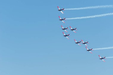 Torre Del Mar, İspanya - 29 Temmuz 2018 uçakları uçan plaj bir sahil kasabasında, Andalusia içinde airshow akrobasi üzerinden