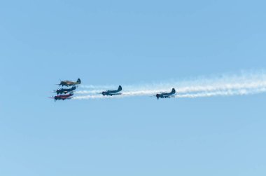 Torre Del Mar, İspanya - 29 Temmuz 2018 uçakları uçan plaj bir sahil kasabasında, Andalusia içinde airshow akrobasi üzerinden