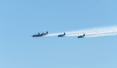 Torre Del Mar, İspanya - 29 Temmuz 2018 uçakları uçan plaj bir sahil kasabasında, Andalusia içinde airshow akrobasi üzerinden