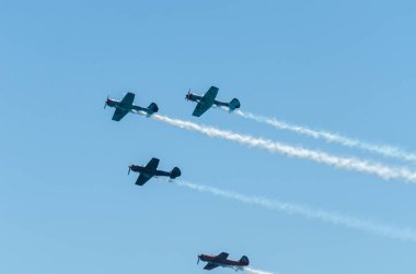 Torre Del Mar, İspanya - 29 Temmuz 2018 uçakları uçan plaj bir sahil kasabasında, Andalusia içinde airshow akrobasi üzerinden