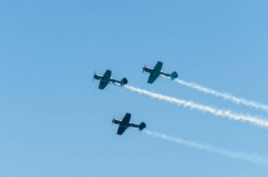Torre Del Mar, İspanya - 29 Temmuz 2018 uçakları uçan plaj bir sahil kasabasında, Andalusia içinde airshow akrobasi üzerinden
