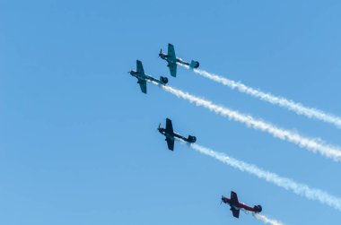 Torre Del Mar, İspanya - 29 Temmuz 2018 uçakları uçan plaj bir sahil kasabasında, Andalusia içinde airshow akrobasi üzerinden